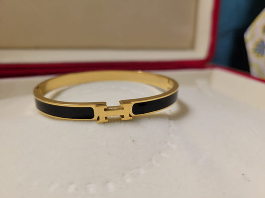 Luxury H Design Gold Plated Bracelet with Black Enamel Finish for Elegant Styling