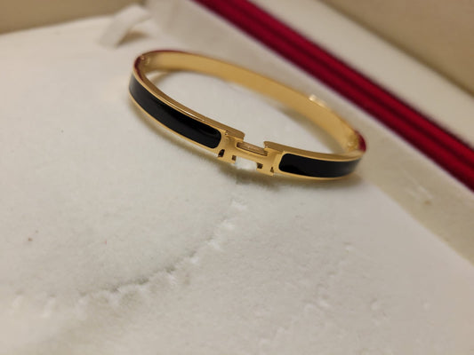 Luxury H Design Gold Plated Bracelet with Black Enamel Finish for Elegant Styling